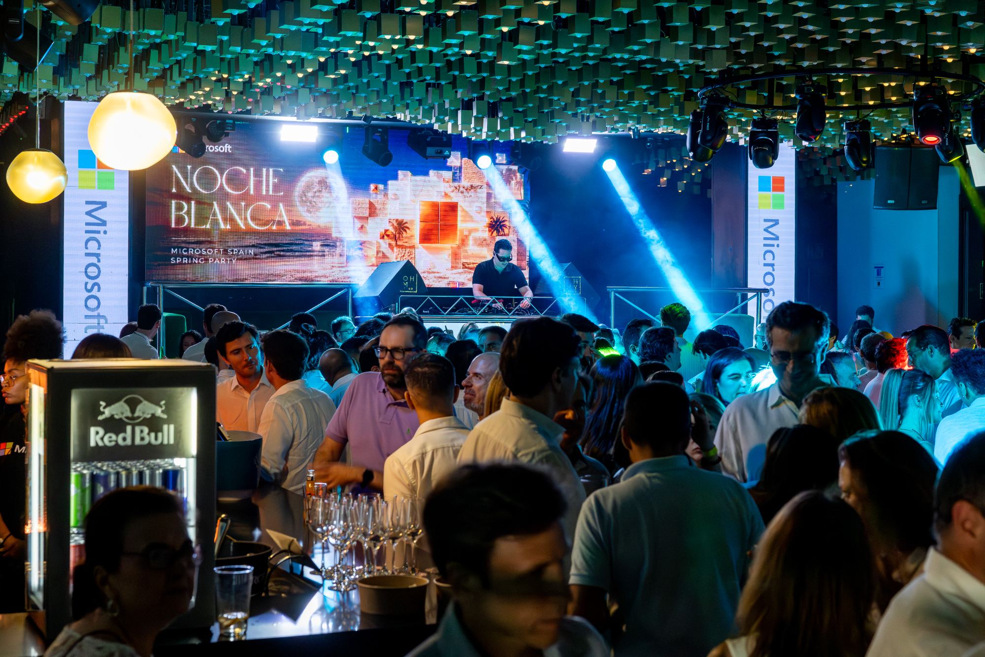 Ambiente de celebración con iluminación de escenario