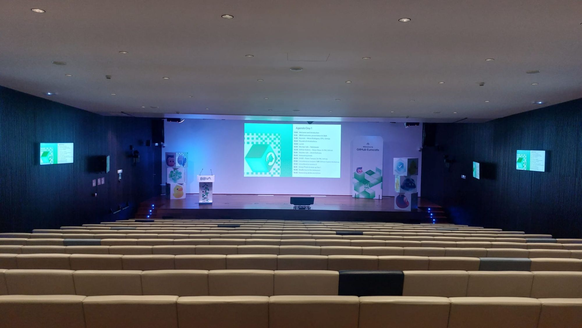 Auditorio preparado con la agenda en pantalla