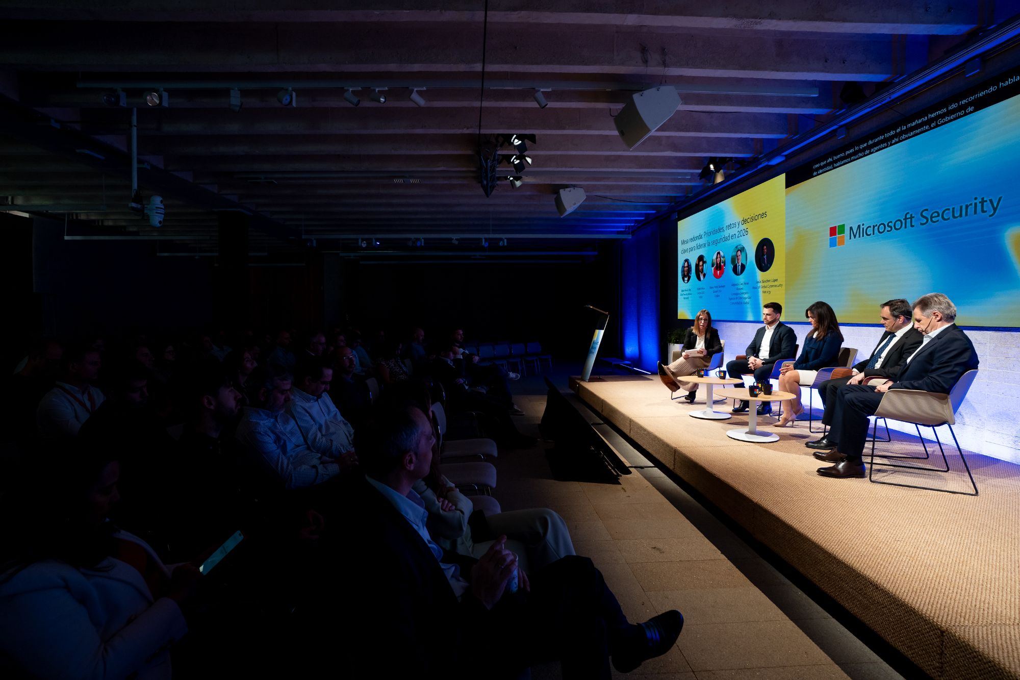 Mesa redonda en el escenario con el público en primer término