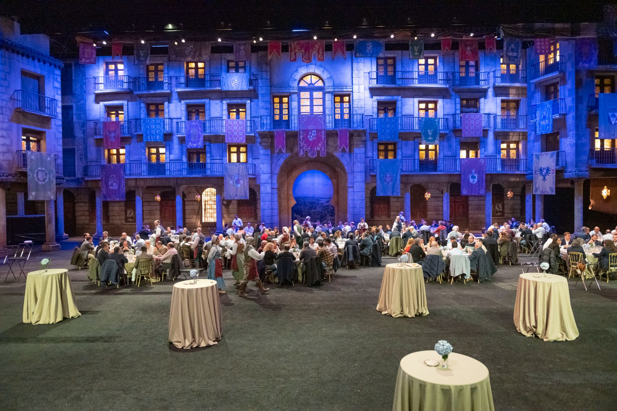 Cena de gala en un decorado de plaza histórica