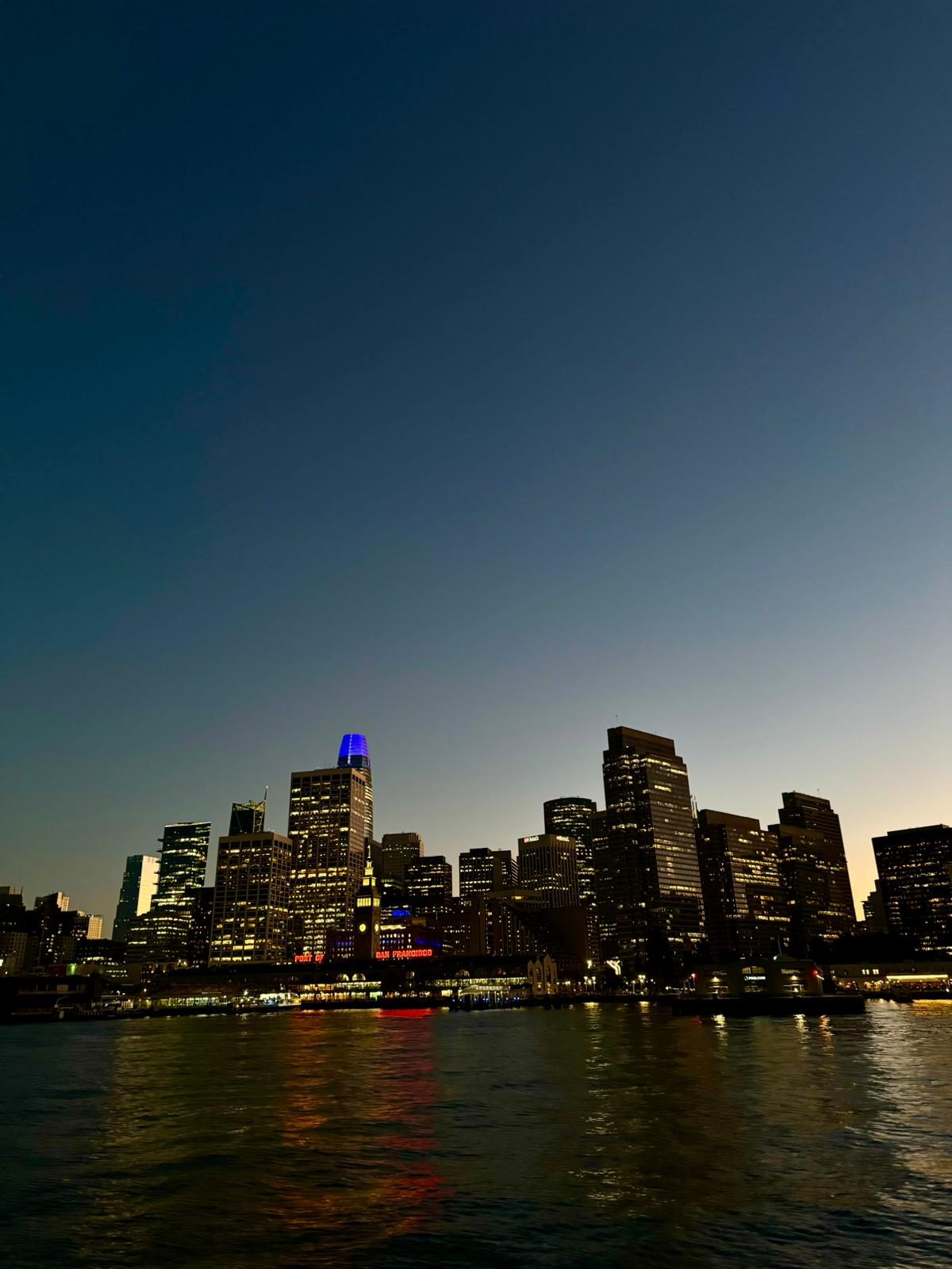 Skyline de una ciudad al anochecer desde el agua
