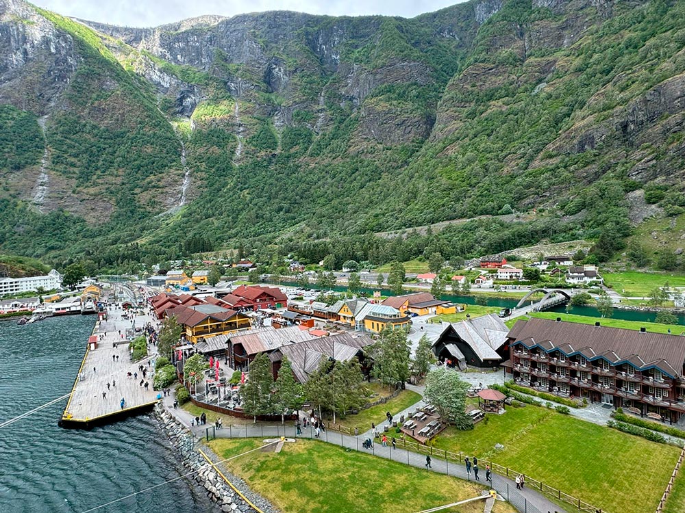 Pueblo junto al muelle de un fiordo rodeado de montañas