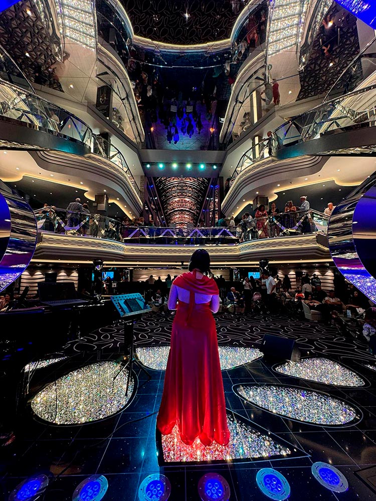 Actuación de una cantante en el atrio de un crucero