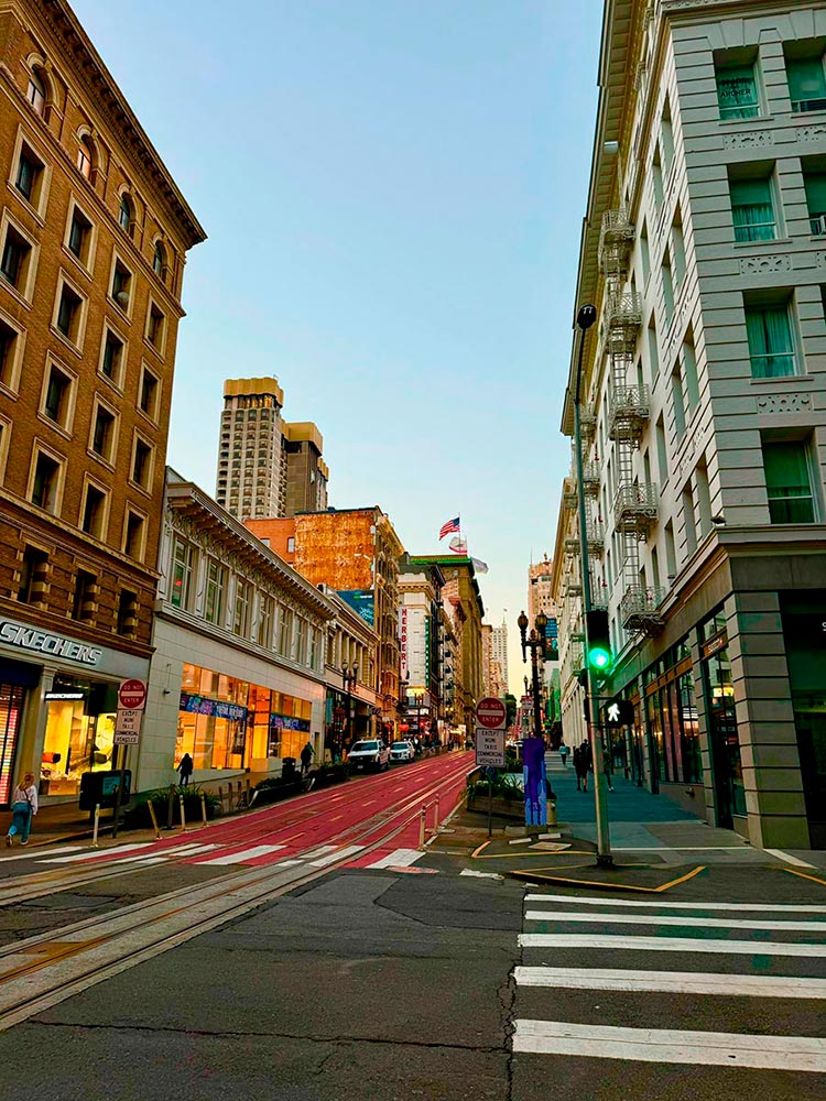 Calle de una ciudad estadounidense al atardecer