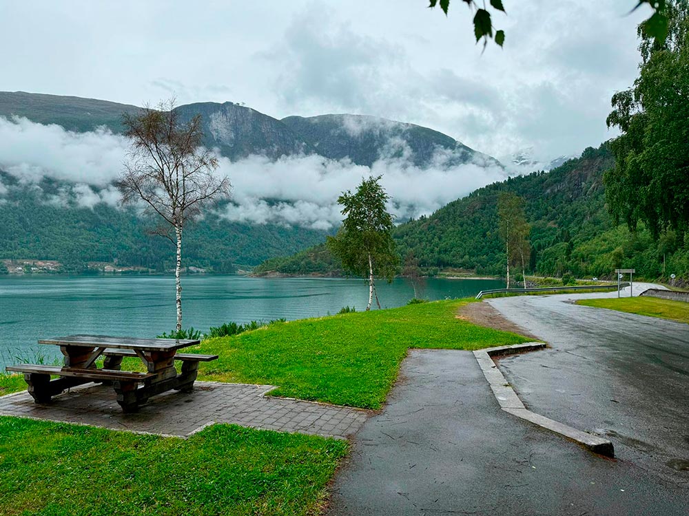 Mirador junto a un lago entre montañas con niebla