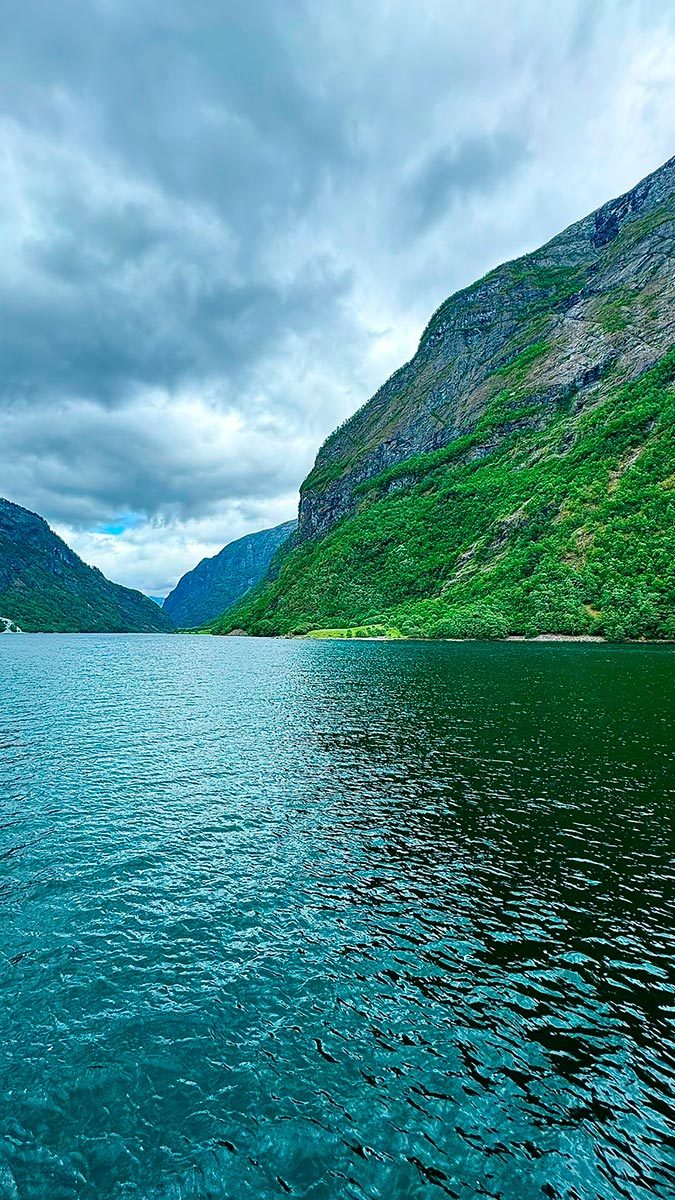 Lago de montaña bajo un cielo nublado